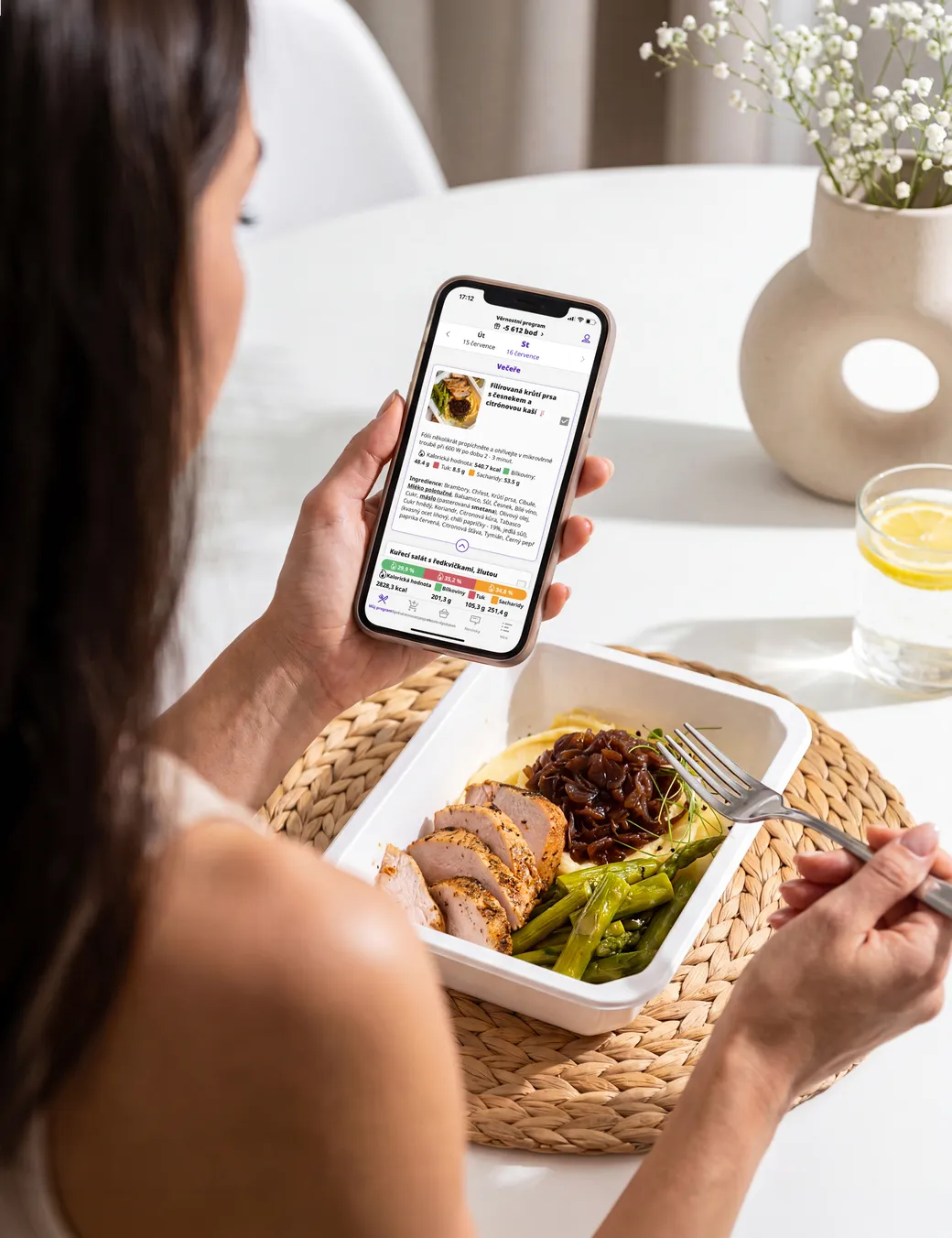 Zákaznice si u oběda prohlíží aplikaci Vitalbox