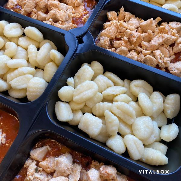 Kuřecí cacciatore s olivami, bylinkami a bramborovými noky