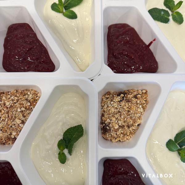 Skořicové müsli s banánovým proteinovým tvarohem a ovocem
