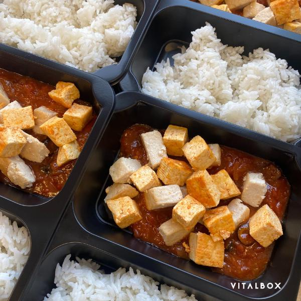 Cacciatore s olivami, bylinkami, šmakounem, tofu a rýží