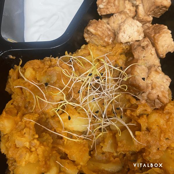Pečený tempeh s bramborem a květákem