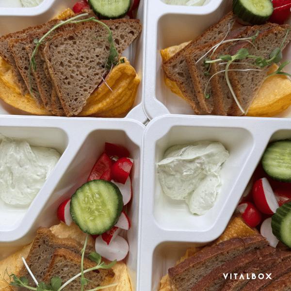 Vaječná omeletka se zeleninou a pažitkovou lučinou